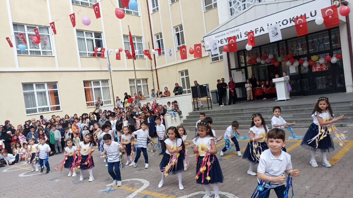 23 Nisan Ulusal Egemenlik ve Çocuk Bayramını Peyami Safa İlkokulu  3A ve 4A sınıfı öğrencilerinin 23 Nisan Gösterisi